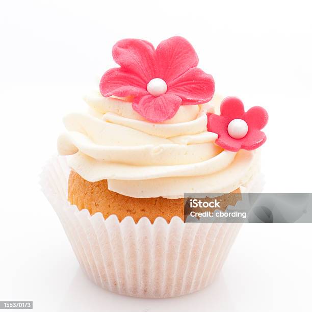 Vanille Cupcakes Mit Roten Zucker Blumen Stockfoto und mehr Bilder von Cupcake - Cupcake, Zuckerguss, Kuchen