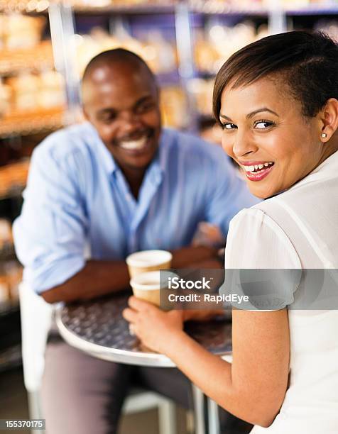 Buena Pareja Mirando Tranquilo Y Riendo En La Cafetería Y Panadería Foto de stock y más banco de imágenes de 30-39 años