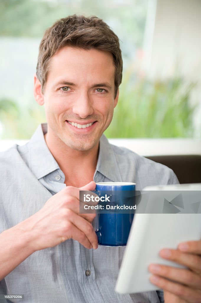 Homem com e-reader - Royalty-free Adulto Foto de stock