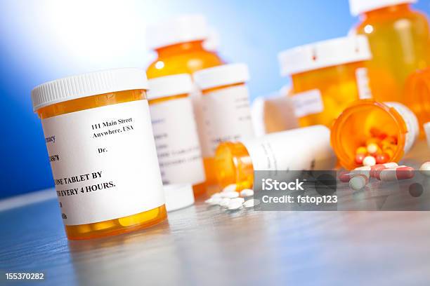 Farmaci Su Prescrizione Molte Bottiglie Pillola Sul Tavolo Nessuno Rovesciare - Fotografie stock e altre immagini di Farmaco