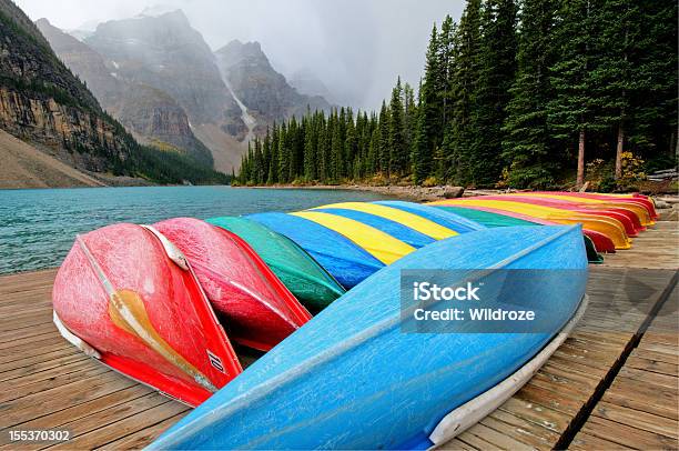 Canoas De Muelle En Lago Moraine Parque Nacional De Banff Foto de stock y más banco de imágenes de Agua