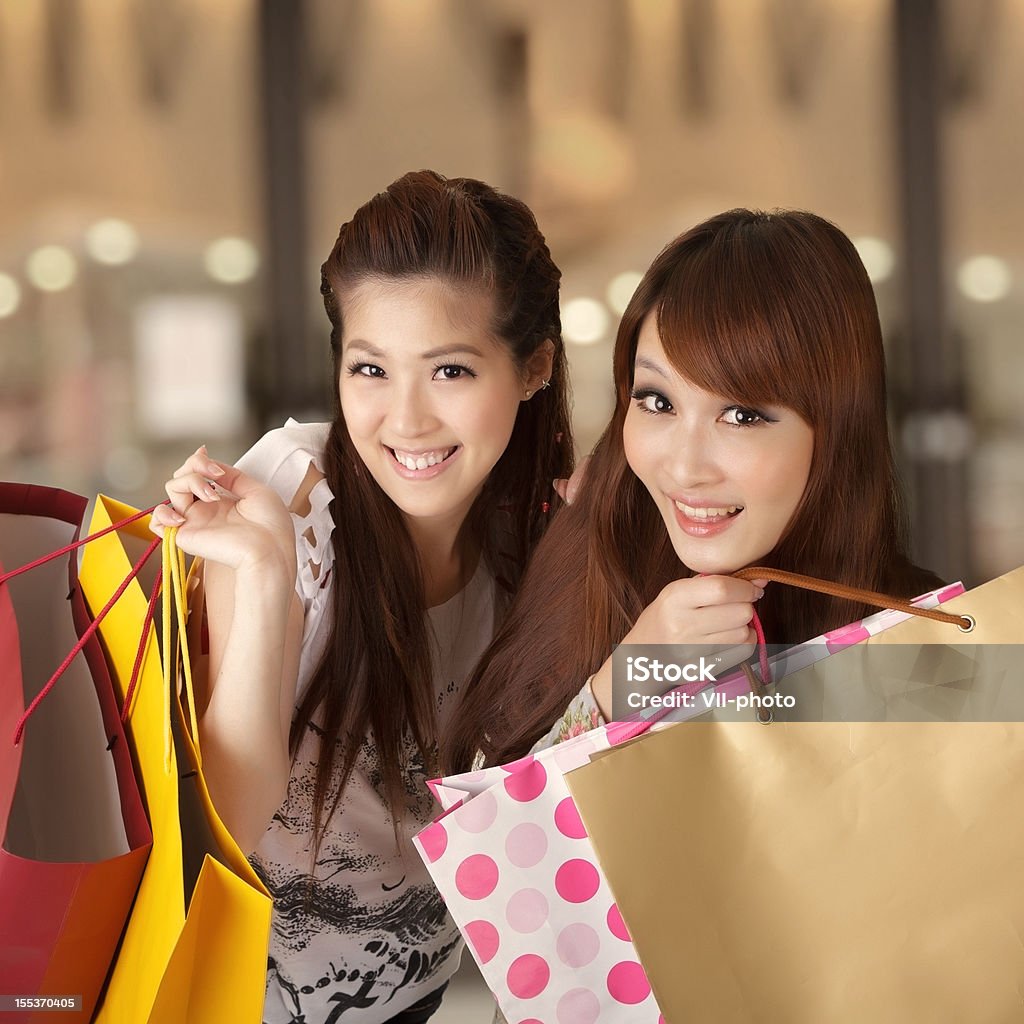 Улыбка женщины с торговых сумки - Стоковые фото Китайского происхождения роялти-фри
