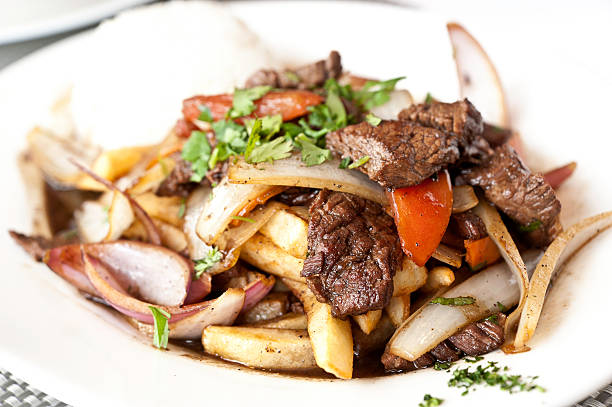 lomo saltado (peruwiańska smażony w ruchu wołowiny - chifa zdjęcia i obrazy z banku zdjęć