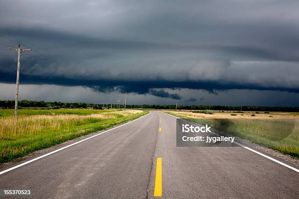 暗い嵐雲 - カラー画像のストックフォトや画像を多数ご用意 - カラー画像, ドラマチックな空模様, ローアングル