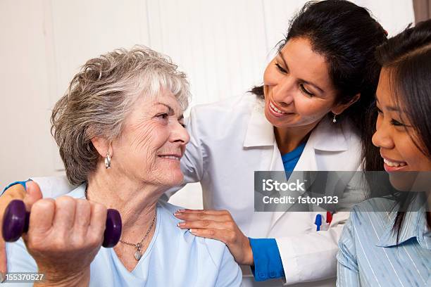 Anziani Donna Terapia Fisica Terapista Medico Linfermiere A Settore Sanitario Casa - Fotografie stock e altre immagini di 60-64 anni
