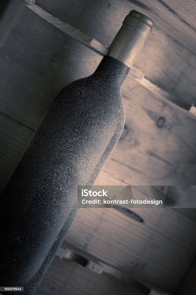Старый пыльный Бутылка вина в шкаф - Стоковые фото Алкоголь - напиток роялти-фри