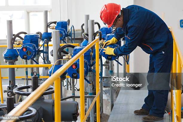 Ingeniero De Verificar El Aceite Equipo De Desarrollo Foto de stock y más banco de imágenes de Petróleo