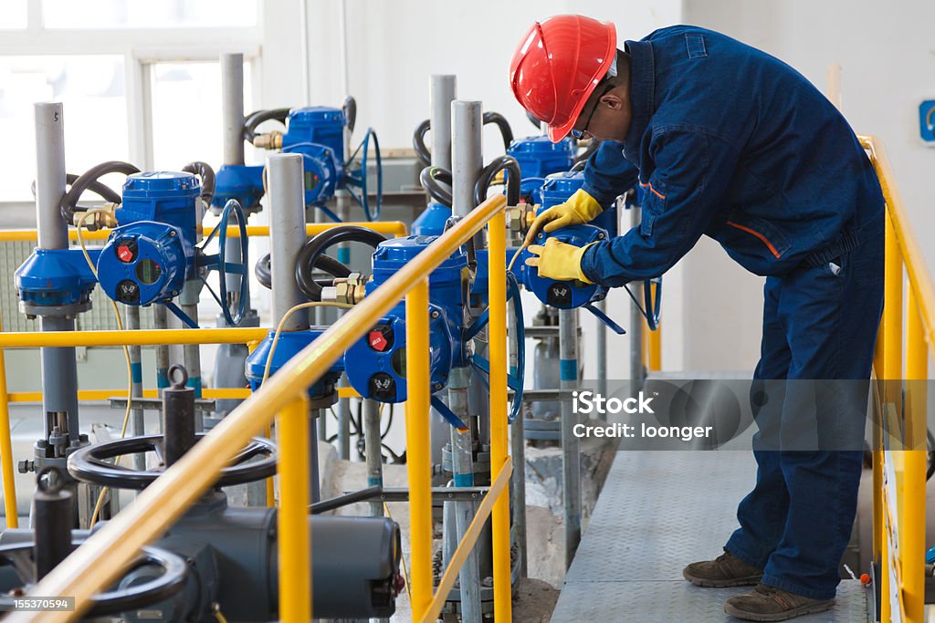 Engenheiro Verificar o óleo equipamentos de construção - Foto de stock de Óleo royalty-free