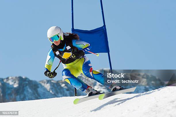 Photo libre de droit de Skieur De Jeune Femme Sauter Durant Le Downhill Race banque d'images et plus d'images libres de droit de Ski