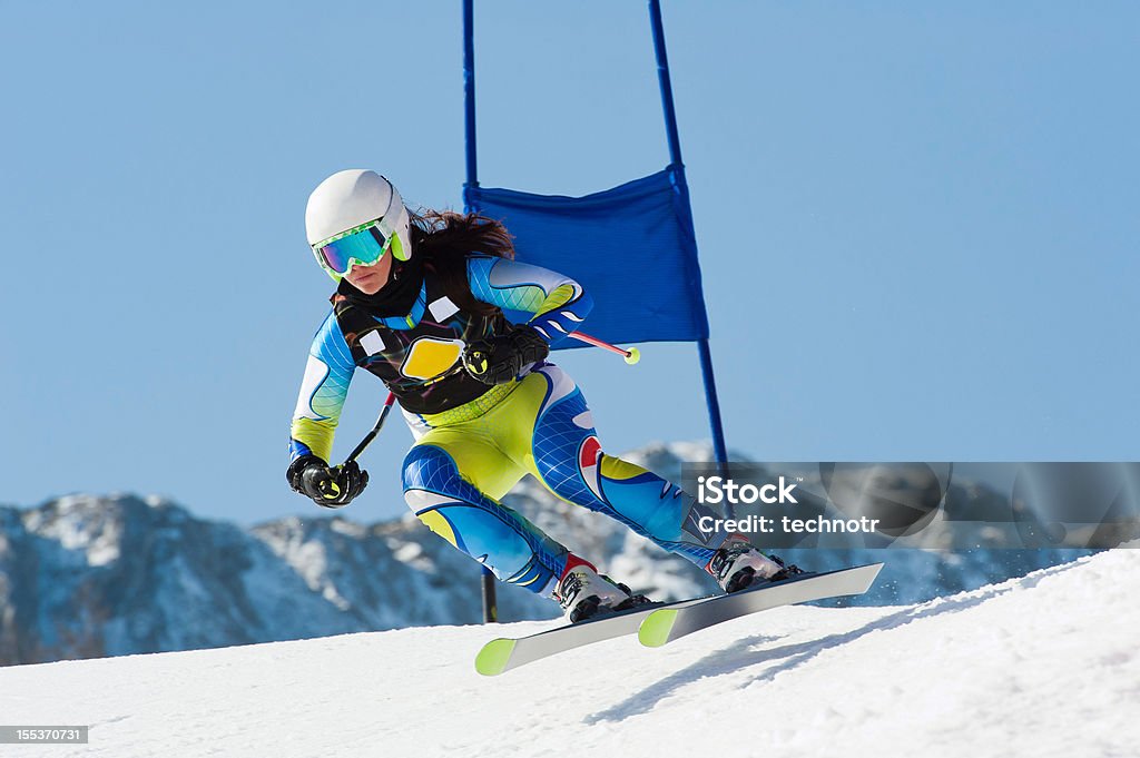 젊은 여성 스키어 뛰어내림 보트 경주 동안 - 로열�티 프리 스키타기 스톡 사진