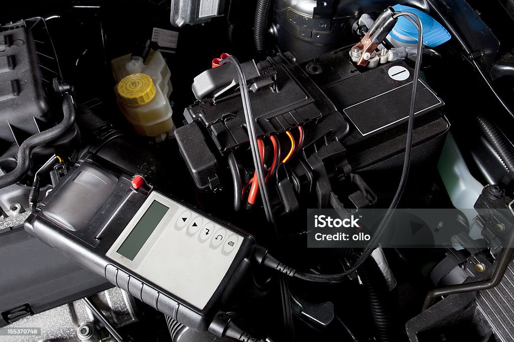 Verificar a bateria e o sistema elétrico do veículo - Foto de stock de Carro royalty-free