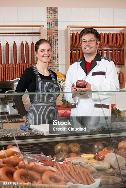 Butcher E Feminino Executivo De Vendas Atrás Do Balcão - Fotografias de stock e mais imagens de Talho