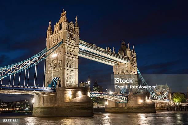 London Tower Bridge Iluminados En El Río Támesis Al Atardecer Foto de stock y más banco de imágenes de Aire libre