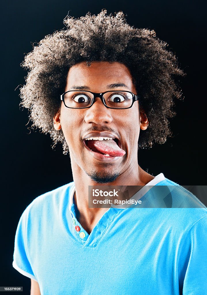 Bem-humorada Retrato de grande-eyed geek com língua saindo - Foto de stock de 20 Anos royalty-free
