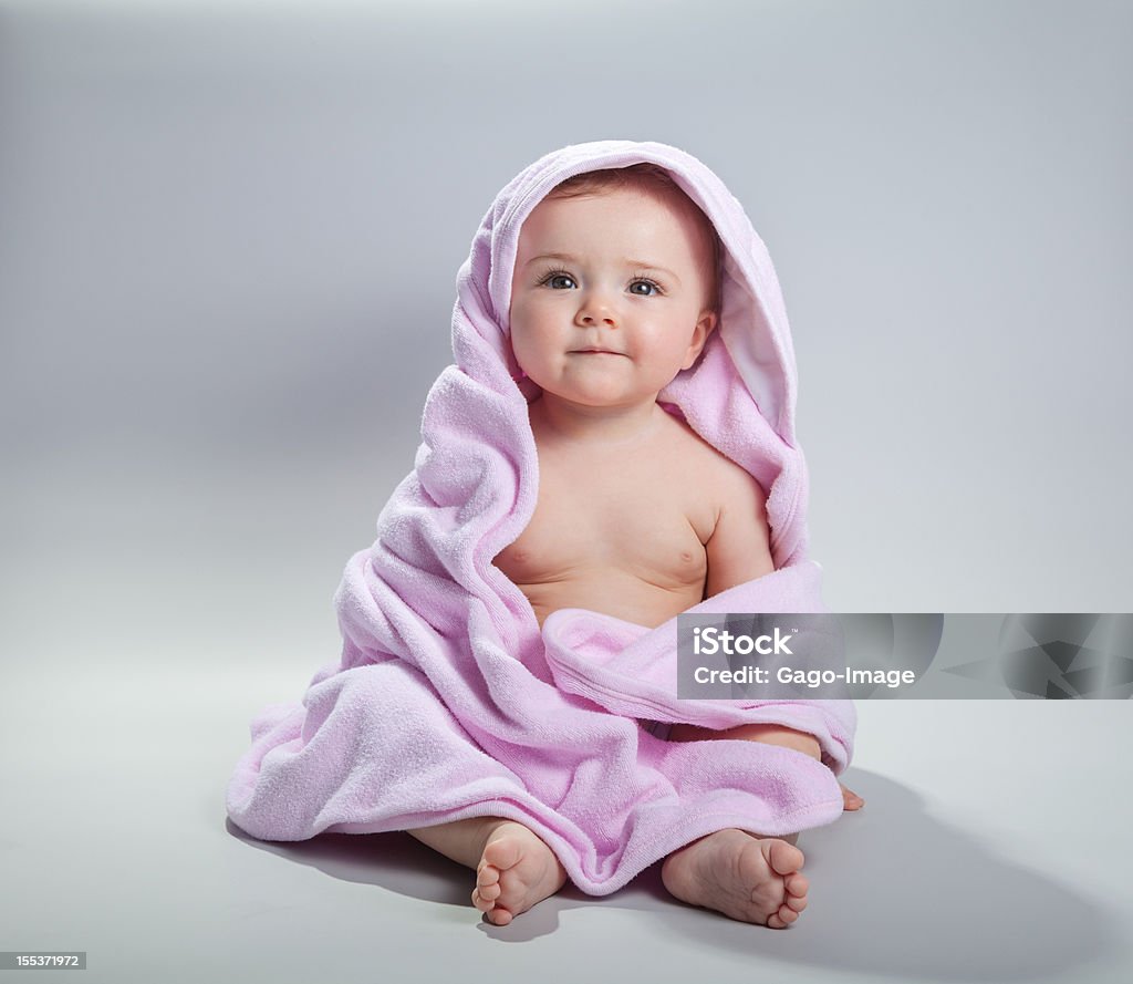 Bebê com toalha rosa - Foto de stock de 6-11 meses royalty-free