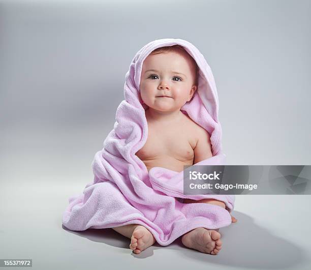 Foto de Bebê Com Toalha Rosa e mais fotos de stock de 6-11 meses - 6-11 meses, Amor, Bebê