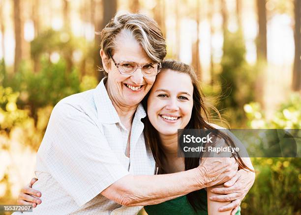 Glücklich Alte Frau Und Junges Frau Hug Liebevoll Im Wald Stockfoto und mehr Bilder von Großmutter