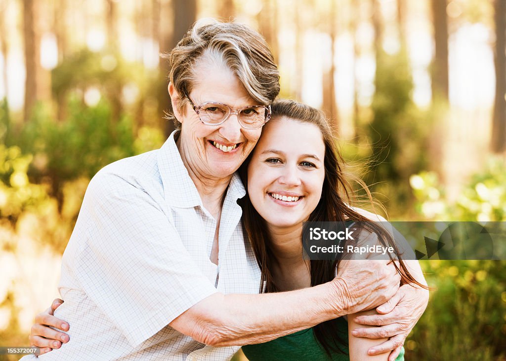 행복함 늙음 성녀 및 젊은 여자 포옹 애칭으로 forest - 로열티 프리 미소 스톡 사진