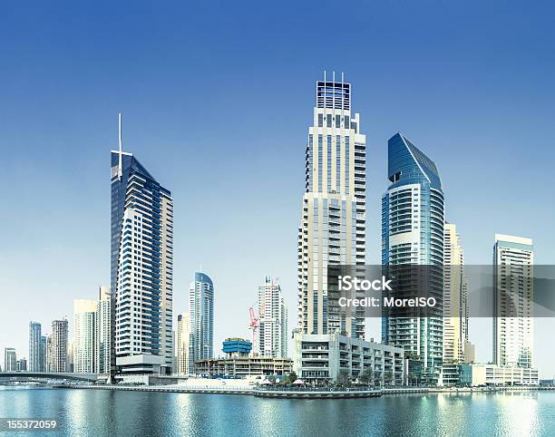 Horizonte De La Marina De Dubai Y Rascacielos Foto de stock y más banco de imágenes de Agua - Agua, Aire libre, Arabia