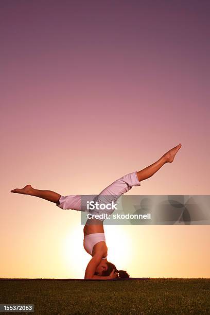 Fare La Verticale Sulla Testa Di Yoga Al Tramonto - Fotografie stock e altre immagini di Adulto - Adulto, Ambientazione esterna, Ambientazione tranquilla