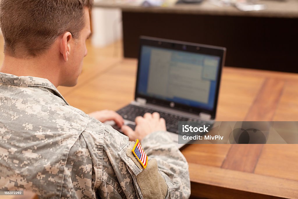 Soldat américain travaillant sur ordinateur portable - Photo de Ordinateur portable libre de droits