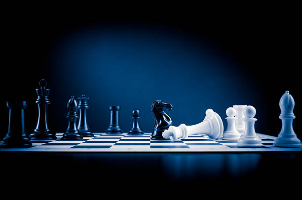 checkmate avanzar chessboard en azul, blanco derrotados con cama king - strategy chess conflict chess board fotografías e imágenes de stock