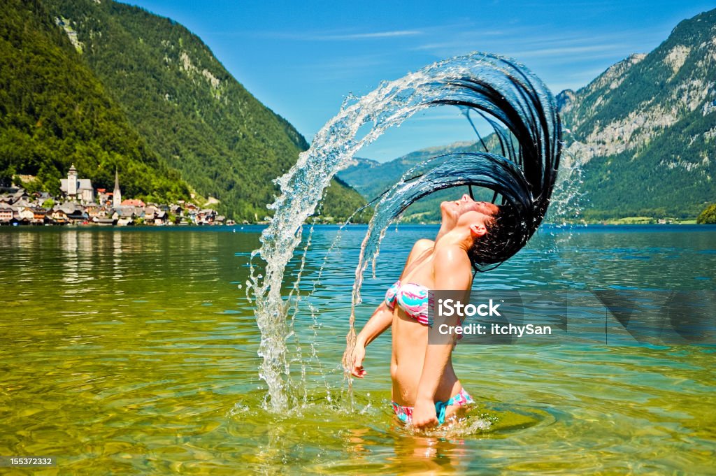 Jeune femme nager dans le lac - Photo de Autriche libre de droits