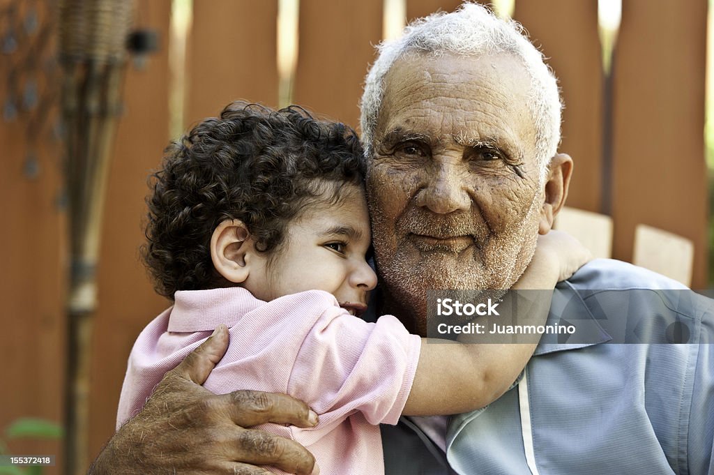 Hispanic nonno con suo nipote - Foto stock royalty-free di Immigrato