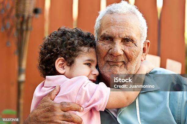 Hispanic Nonno Con Suo Nipote - Fotografie stock e altre immagini di Immigrato - Immigrato, Etnia latino-americana, Gruppo multietnico