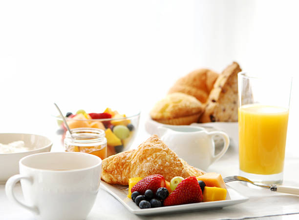 mesa de desayuno - coffee muffin pastry blueberry muffin fotografías e imágenes de stock