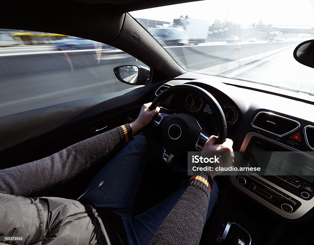 車を運転しています。カラー画像 - スピードメータ��ーのロイヤリティフリーストックフォト