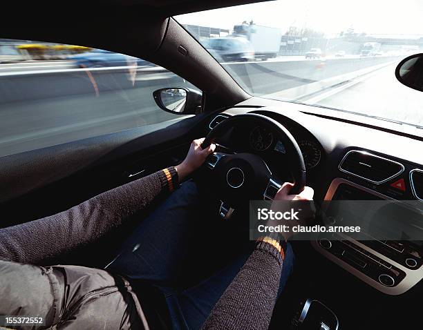 車を運転していますカラー画像 - スピードメーターのストックフォトや画像を多数ご用意 - スピードメーター, 自動車, 男性