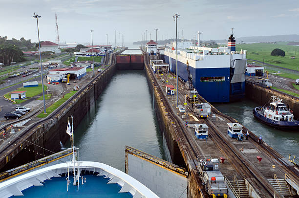 rejs liner zbliżać się gatun zablokować kanał panamski - panama canal panama canal industrial ship zdjęcia i obrazy z banku zdjęć