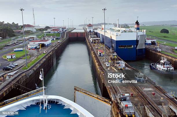 Gatun Cruzeiro Forro Aproximar O Canal Do Panamá - Fotografias de stock e mais imagens de Canal do Panamá - Canal do Panamá, Navio, América Central