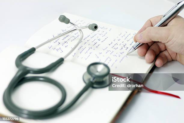 Stetoscopio E Scrittura - Fotografie stock e altre immagini di Edificio scolastico - Edificio scolastico, Studente di medicina, Allattare al seno - Bambino