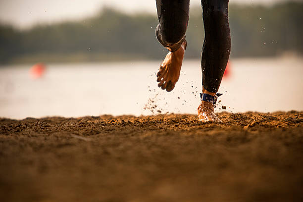 triatleta sale de un lago - triathlete fotografías e imágenes de stock