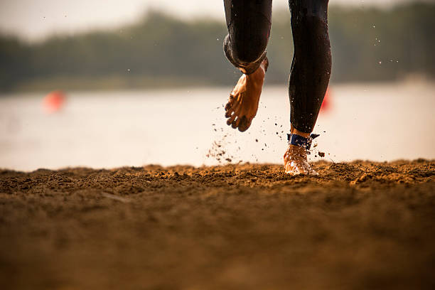 triatleta sai de um lago - running sprinting blurred motion men - fotografias e filmes do acervo