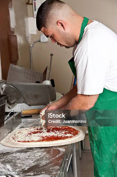 Pizzaiolo - Fotografias de stock e mais imagens de 20-29 Anos - 20-29 Anos, 25-29 Anos, Adulto