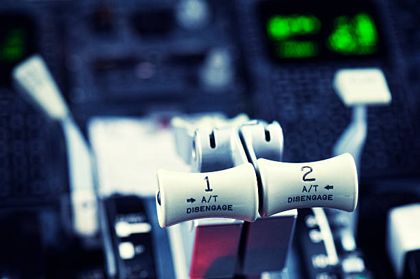 palancas boeing 737-300 empuje - commercial airplane throttle lever cockpit fotografías e imágenes de stock