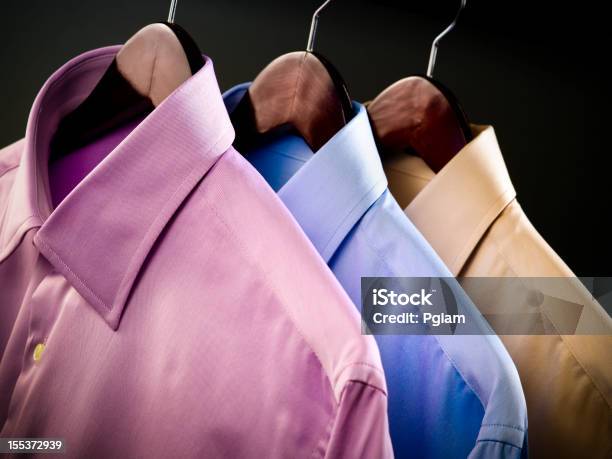 Vestiti Su Una Gruccia - Fotografie stock e altre immagini di Abbigliamento - Abbigliamento, Abbigliamento elegante, Camicia