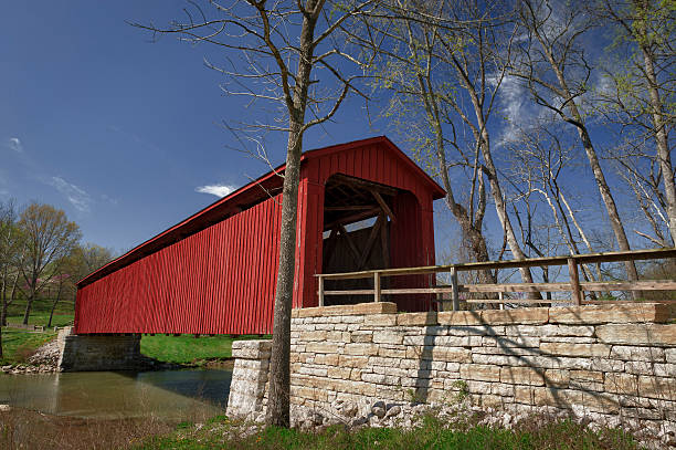 Red covered bridge in rural Indiana An historic covered bridge in Indiana. indiana covered bridge stock pictures, royalty-free photos & images