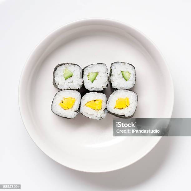 Photo libre de droit de Sushis Sur Blanc Plat banque d'images et plus d'images libres de droit de Aliment - Aliment, Aliment cru, Asie