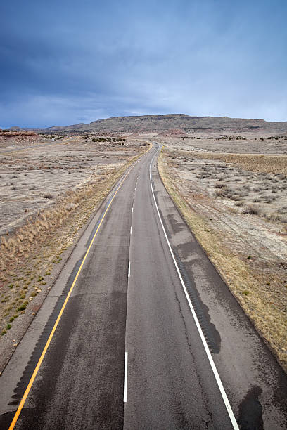 strada del deserto viaggio paesaggio - sonoran desert desert badlands mesa foto e immagini stock
