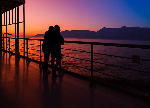 Coppia su una nave da crociera al tramonto - foto stock