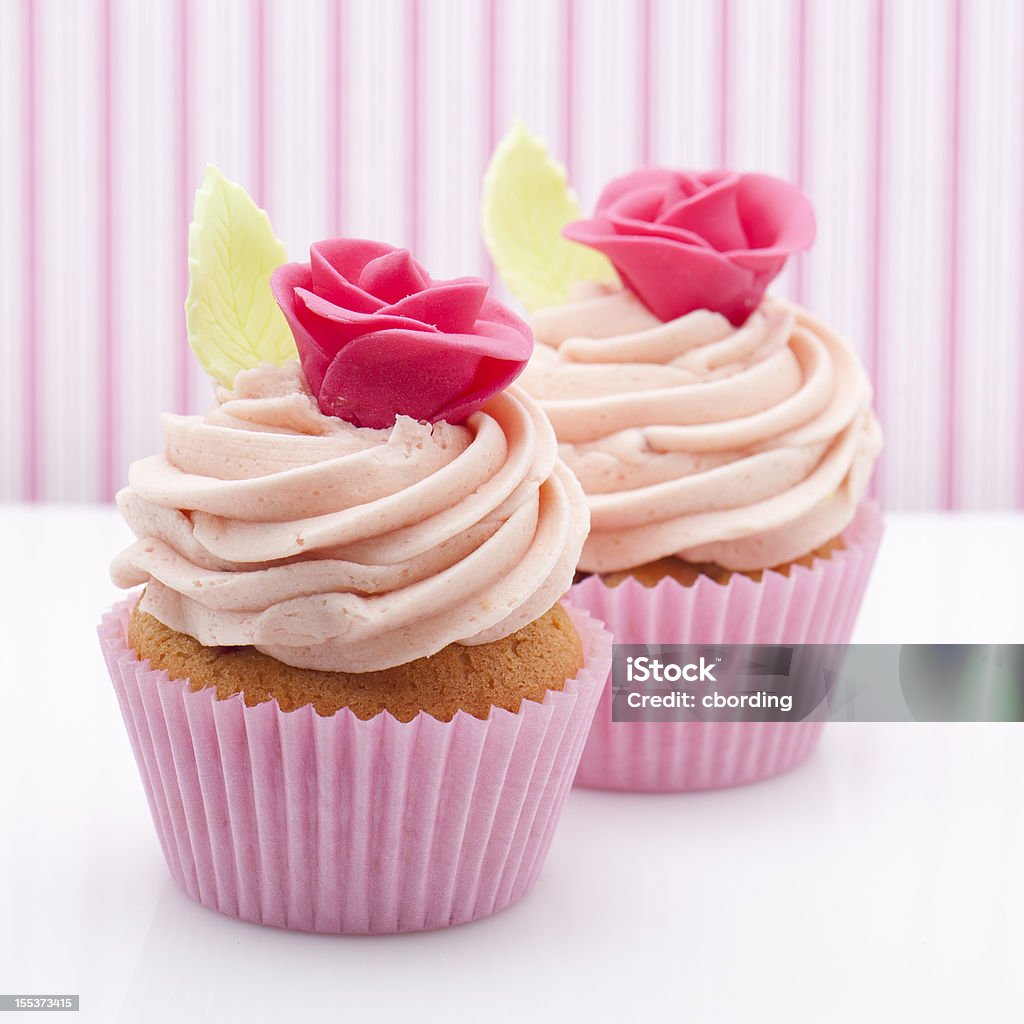 Cupcake rosa su sfondo a righe rosa - Foto stock royalty-free di Cupcake