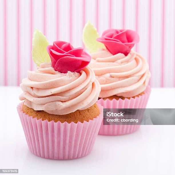 Pink Rose Cupcakes Na Różowym Tle Pasiasty - zdjęcia stockowe i więcej obrazów Cupcake - Cupcake, Ciasto, Kwadratowy