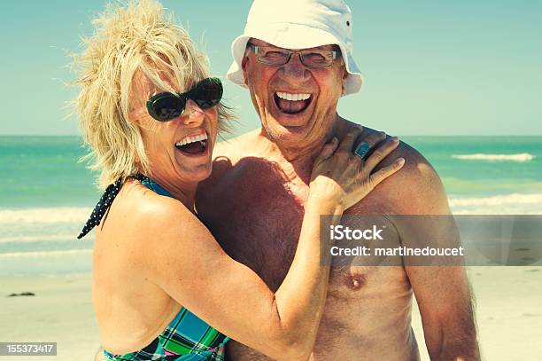 행복함 선임 커플입니다 해변 2명에 대한 스톡 사진 및 기타 이미지 - 2명, 60-64세, 70-79세