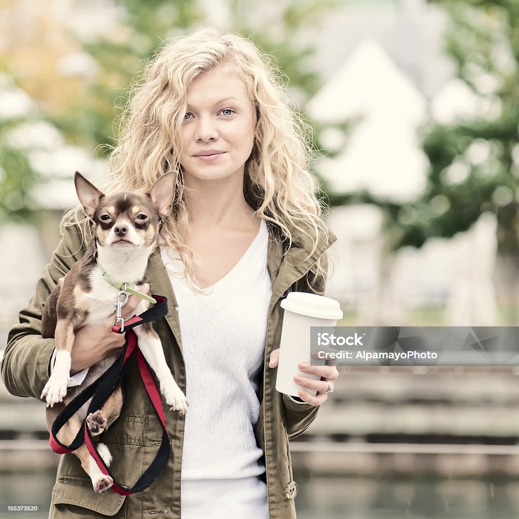 Blonde Frau zu Fuß mit ihr Chihuahua-dog - Lizenzfrei Hundespaziergang Stock-Foto