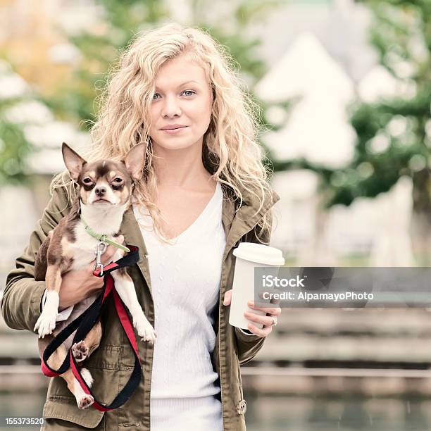 Blonde Frau Zu Fuß Mit Ihr Chihuahuadog Stockfoto und mehr Bilder von Hundespaziergang - Hundespaziergang, Frauen, Hund