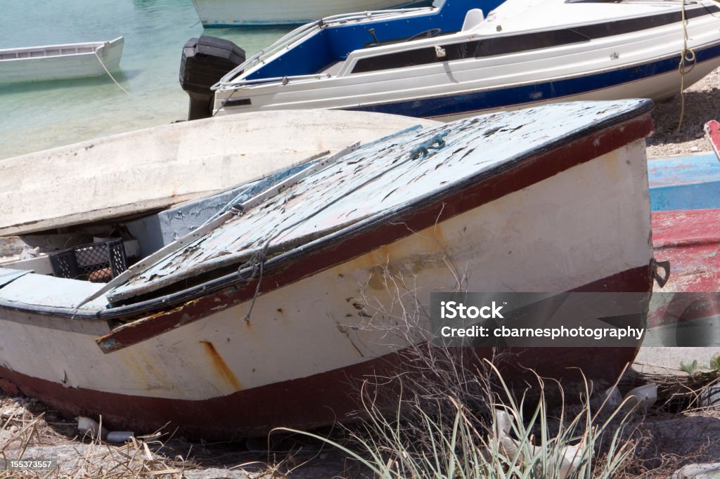 Abandonado barcos na praia tropical decomposição - Foto de stock de Abandonado royalty-free